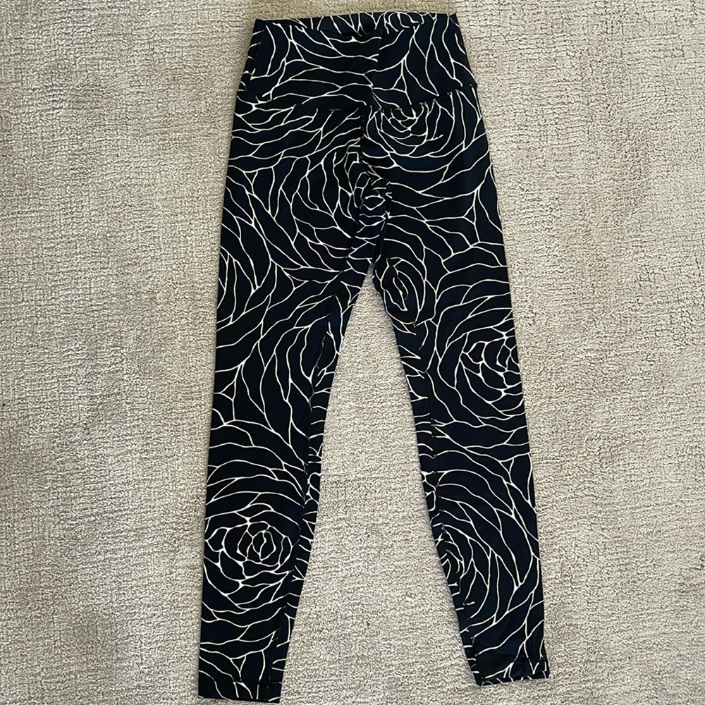 Lululemon full length workout pants, Size 6